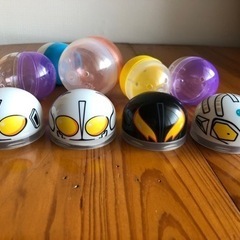 カプセルまとめてとウルトラマンの磁石(ウルトラマンフェイスキャップとガチャガチャ)の画像