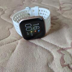 値下げしました　スマートウォッチ　フィットビット　fitbit versa2の画像