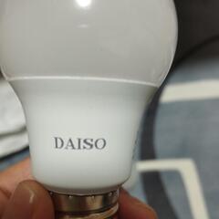 ダイソー　E26 LED電球4個　一日だけ使用　電球色の画像