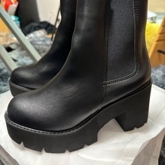 黒の革ブーツ
