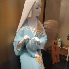 置き物　座ってる女性の画像