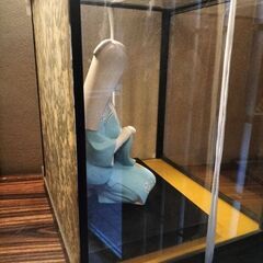 置き物　座ってる女性の画像