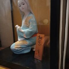 置き物　座ってる女性の画像