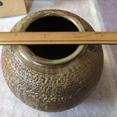 【未使用品】壺　花瓶　生花など　一ツ葉焼　飾り台つきの画像