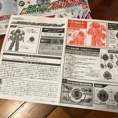 タイムマジーンとフィギュア7体の画像