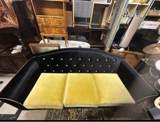 高級ソファ　ラウンジ、バー等？　黒と大きなダイヤが特徴　長ソファ