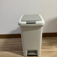 3/14まで　ニトリ　蓋つきゴミ箱の画像