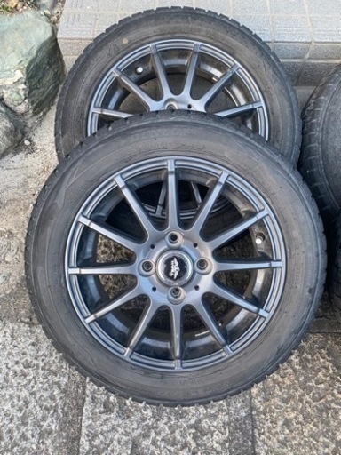 交換中　車のパーツ タイヤ、ホイール