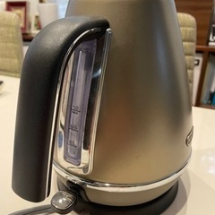 デロンギ電気ポットの画像