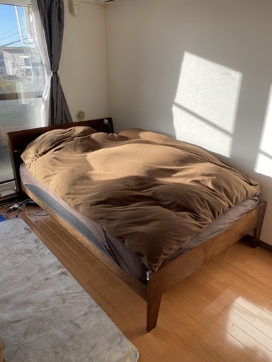 セミダブルベッド、37インチテレビセット