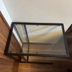 IKEA ガラス　サイドテーブルの画像