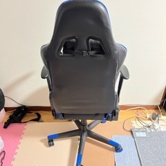 ゲーミングチェア、キーボード、マウスセットの画像