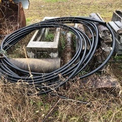 ホース？管？玉石、庭石など