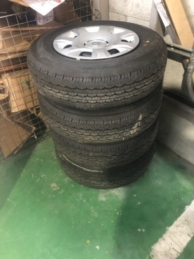 ハイエース純正タイヤ　ホイール　キャップ　新車外し車のパーツ タイヤ、ホイール