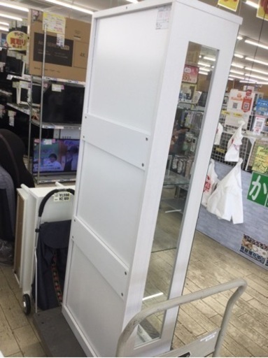【✨スマートな強化ガラスの棚板❗️取っ手まで美しい❗️後ろ姿も楽しめる背面ミラー❗️背面補強×鍵付き❗️✨】定価¥36,800円 コレ