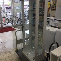 【✨スマートな強化ガラスの棚板❗️取っ手まで美しい❗️後ろ姿も楽...