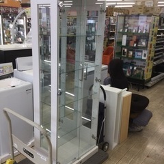 【✨スマートな強化ガラスの棚板❗️取っ手まで美しい❗️後ろ姿も楽しめる背面ミラー❗️背面補強×鍵付き❗️✨】定価¥36,800円 コレクションケースサラ60の画像