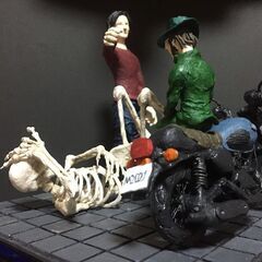 石粉粘土作品「降りろと男は言う。死神は笑う」の画像