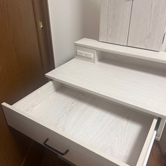 決まりました　ドレッサー　椅子とミラー付きの画像