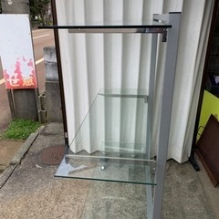 値引きしました‼️ガラス3段棚　中古品の画像