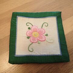 ベトナム雑貨　シルクコースター　ハンドメイドフラワー刺繡　4枚セットの画像