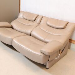人気のkarimoku(カリモク家具)より本革を使用した ZU42モデル 2人掛け