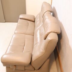 人気のkarimoku(カリモク家具)より本革を使用した ZU42モデル 2人掛け