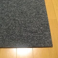 日本製タイルカーペット＜床暖房対応＞厚み7.5㎜・1枚２００円・在庫３４０枚（１４３２）未使用品・裏面不織布の画像