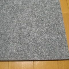 日本製タイルカーペット＜床暖房対応＞厚み7.5㎜・1枚２００円・在庫３４０枚（１４３２）未使用品・裏面不織布の画像