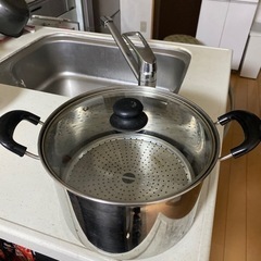 大きな鍋　蒸し台付き