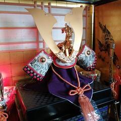 秋月 龍玉作 大鍬形龍前立兜 伝統工芸品 端午の節句 兜飾り 五月 弓矢 太刀
屏風 三品 軍扇 陣笠 陣太鼓 ガラスケース入り オルゴール付 の画像