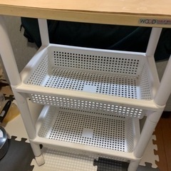 キャスター付き　収納家具の画像