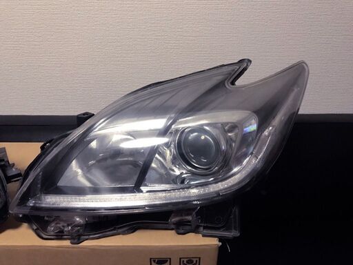 プリウス　ヘッドライトユニット（左右）トヨタ純正品