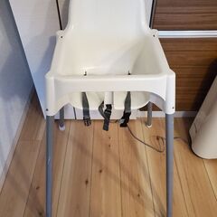 チャイルドシートとIKEAのベビーチェア二点セットの画像
