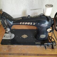 早い物勝ち！COMELY 足踏みミシンテーブル　レトロの画像