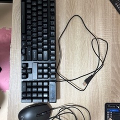 ゲーミングチェア、キーボード、マウスセットの画像