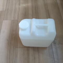 草刈りの燃料入れに最適な半透明のポリ容器です。の画像