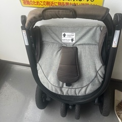 JOIEライトトラックスairグレーベビーカーとフットマフ