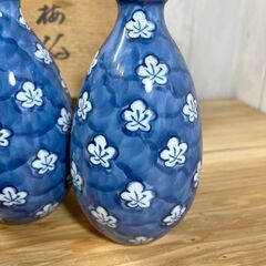 館林源右衛門作 古染風梅紋 酒器揃（全７点）徳利１対 / ぐいみ５客の画像