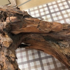 無料！！変木　流木　置物　色が塗ってある　木彫りの置物が引っ付いている（約）幅30×奥行25×高さ57ｃｍ【こちらは店舗です。浜村鹿野温泉ICから3分 買取本舗 宮本リサイクル 営業時間９～１９時 定休日水曜日】の画像