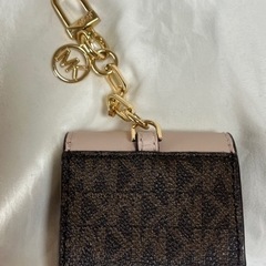 MICHAEL KORSエアーポッズ ケースの画像