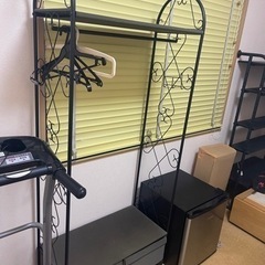 おしゃれなハンガー収納シェルフの画像
