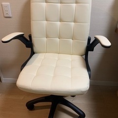 ほぼ新品1万円位で売られている360度回転キレイな昇降機能付き跳ね上げ式肘当て付きキャスター付きチェアの画像