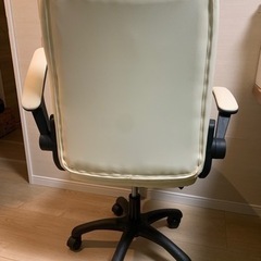 ほぼ新品1万円位で売られている360度回転キレイな昇降機能付き跳ね上げ式肘当て付きキャスター付きチェアの画像