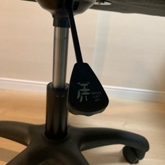 ほぼ新品1万円位で売られている360度回転キレイな昇降機能付き跳ね上げ式肘当て付きキャスター付きチェアの画像