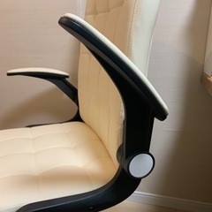 ほぼ新品1万円位で売られている360度回転キレイな昇降機能付き跳ね上げ式肘当て付きキャスター付きチェアの画像