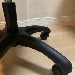 ほぼ新品1万円位で売られている360度回転キレイな昇降機能付き跳ね上げ式肘当て付きキャスター付きチェアの画像