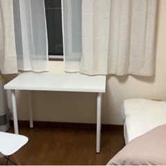 ラック と椅子の画像