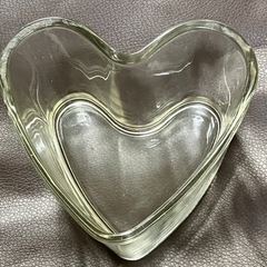IKEAで購入　ハート型ガラス容器2つの画像