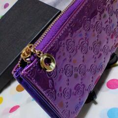 エナメル加工バラ型押し長財布の画像